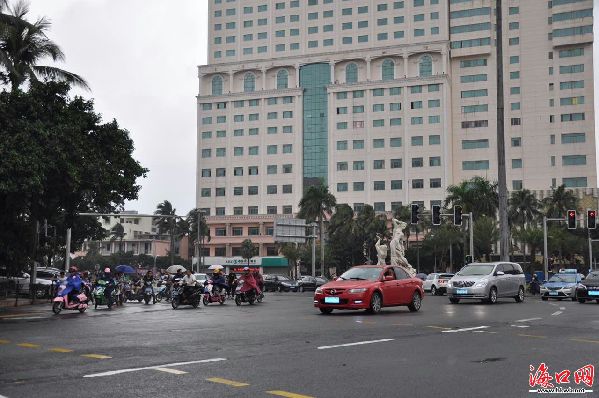 下雨天海口车辆减速文明出行 市民出行不湿身