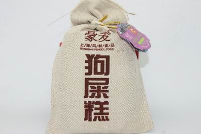 上海特产狗屎糕引质疑 糕点由麻布口袋包装写