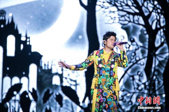 周杰伦开演唱会陈奕迅观看 唱《淘汰》让对方