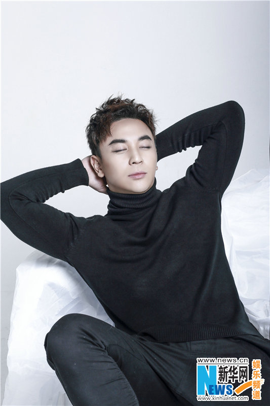 释小龙曝黑白写真 剑眉阳刚气质温暖_明星组图