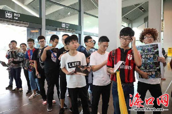 小罗空降海口 将随巴萨团队参观观澜湖足球训