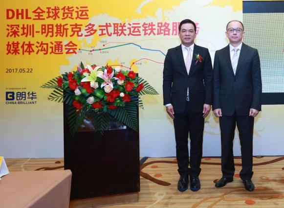 朗华集团董事长张春华与dhl全球货运大中华区首席执行官黄国哲(右)