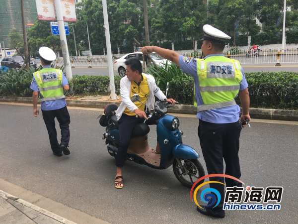 海口秀英交警大队半天查扣违法电动车41辆