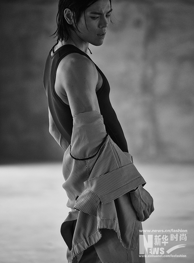 向佐封面大片小试身手 身着丝绸长衫演绎功夫