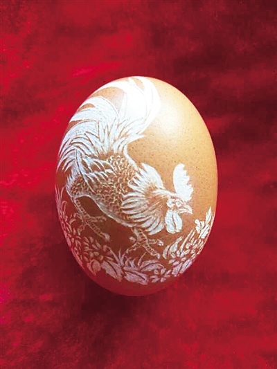 临高蛋雕师陈朝武:蛋壳上雕刻奇妙的艺术世界