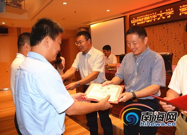 海南热带海洋学院有15名老师经审核后,受聘为中国海洋大学联合培养导师,启动仪式上颁发了聘书。南海网记者 刘丽萍 摄 2015年4月,中国海洋大学与海南省人民政府本着突出特色、优势互补、互惠互利、共谋发展的原则,签署了战略合作协议,其中包括海南省积极支持中国海洋大学以特色优势学科为基础,在海南省建设立研究生分院,并按计划招生;2016年10月,中国海洋大学与海南热带海洋学院签署了联合培养研究生协议书;2017年9月,联合招收的首批研究生迎来了开学季。 两所学校的牵手合作,无疑是一次南北融