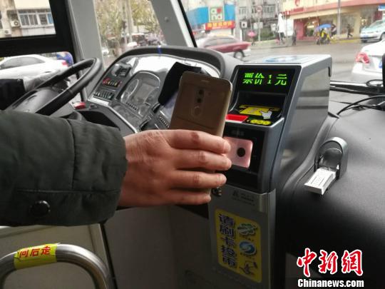 上海公交试点“手机扫码乘车”