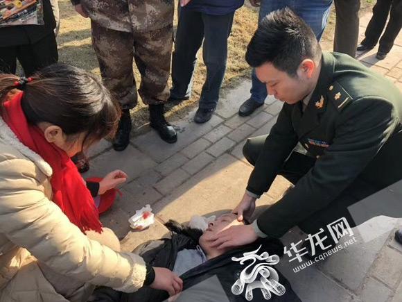 男子突然晕倒路边 路过军医有序施救化险为夷