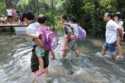 海口龙塘镇中心小学老师天天趟水背孩子们上学
