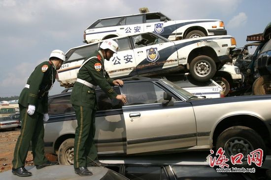 武警海南总队集中销毁假冒武警车辆号牌和证件