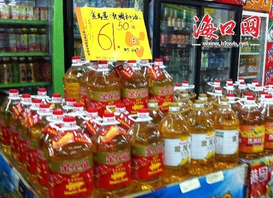 今年油价也涨了不少 (记者赵莎摄) 海口网11月04日消息 (记者赵莎摄影报道) 今年以来,食品价格持续上涨,豆你玩、蒜你狠、姜你军、糖高宗、苹什么、油不得等流行词一时间风靡网络。昨日,国家发改委公布10月份城市食品零售价格监测情况后,涨价再次成为坊间焦点话题。据统计数据显示,10月份以来,包括蔬菜、水果、油在内的31种监测产品中,有24种价格不同程度上涨,约占总品种的80%,其中黄瓜和西瓜涨幅最大,大豆油和大豆调和油等价格微跌。今天,记者来到海口各大超市及水果、蔬菜