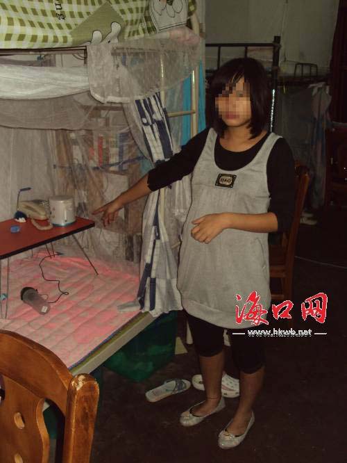 孕妇余某指认作案现场.(记者 李云川 黄燕 摄)
