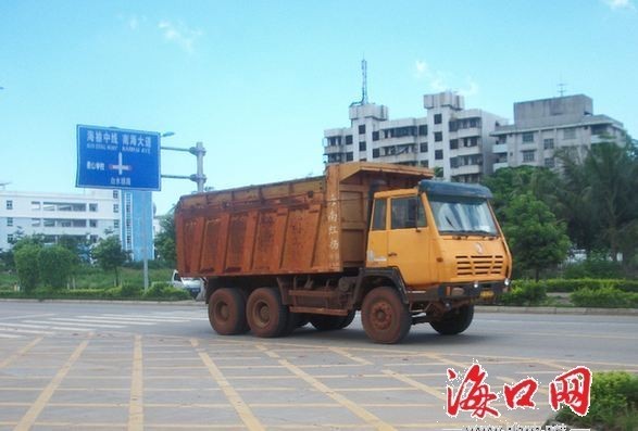 渣土车的轮胎上还带着黄色泥土 (实习记者 吴开诗摄)