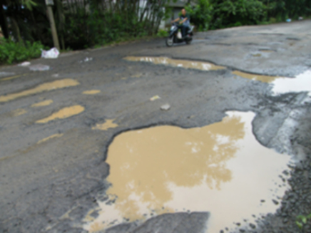 超载运输车倾轧 海口龙华区龙桥公路处处水坑