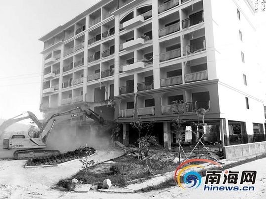 毁坏耕地建酒店公寓 三亚东环铁路边违建被强