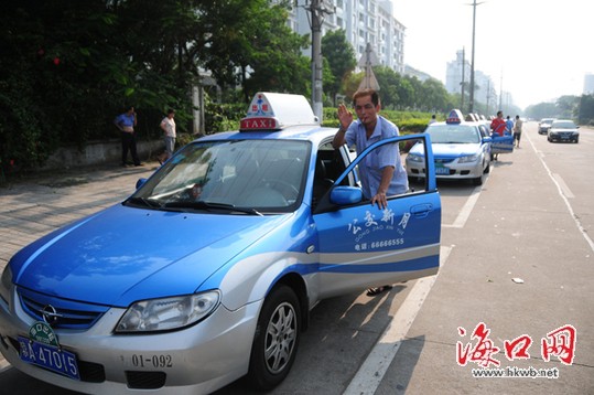 海口南沙路一加油站外约150辆出租车排长队加气