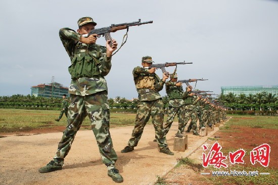 总队训练基地射击教员刘洋_文明动态_海口文明网; 武警训练基地照片