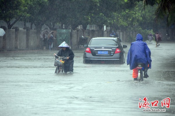 纳沙来袭 海口大雨致多条路段积水[组图]_最