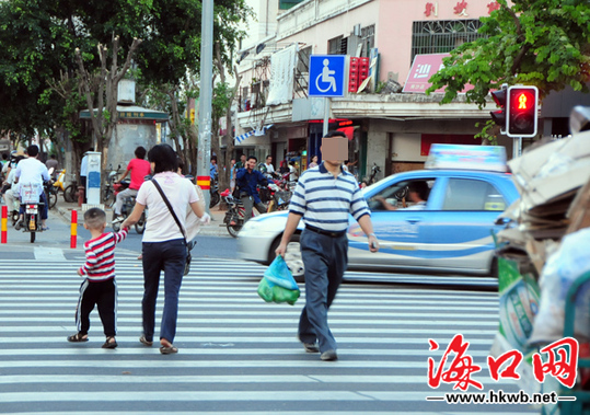 [海南文明大行动]海口街头:孩子们的不文明行为