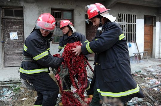 私制鞭炮致民房爆炸两死一伤