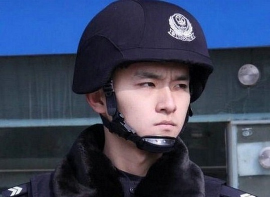 南京火车站暴帅特警走红