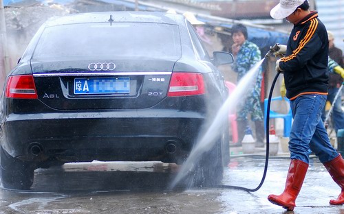 洗车费上涨除夕可达百元 海口市民直叹遭"洗劫"