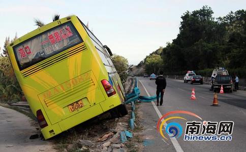 三亚:皮卡车高速公路与客车相撞 司机受轻伤_海南新闻_新闻中心_海口