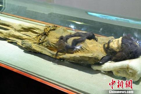 新疆男干尸怀抱长发 展现数千年前爱恋_社