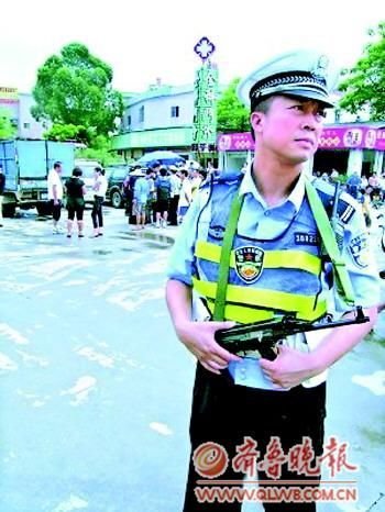 广州交警夜间查车配枪引争议 回应称不是新规定