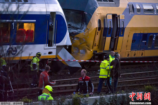 荷兰火车相撞出巨响如变压器爆炸 乘客尖叫(图