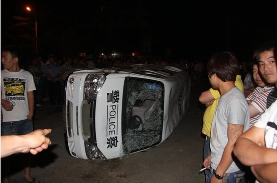 警车疑二次碾压女童遭群众拦砸_社会新闻_新