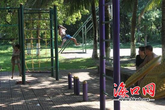 海口:公园内健身器材安全防护不到位 运动地面