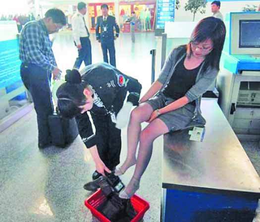 国内多地机场安检突然升至二级 需解皮带脱鞋