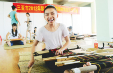 传承技艺保护非遗 三亚女孩培训班里学织黎锦
