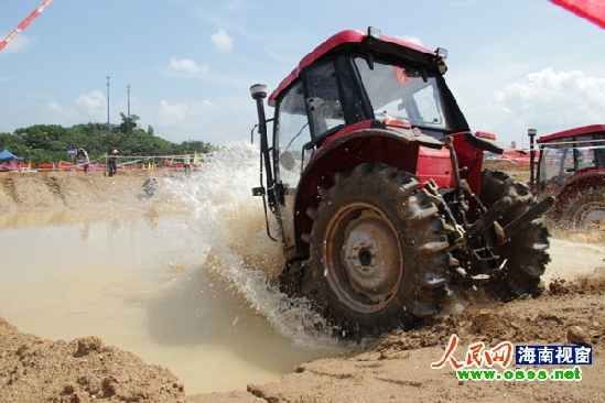 涉水爬坡绕桩 琼中拖拉机比赛趣味多[组图]_海