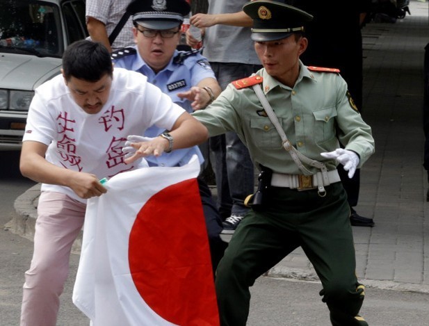 9月11日北京日本大使馆外抗议照片