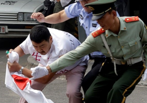 9月11日北京日本大使馆外抗议照片