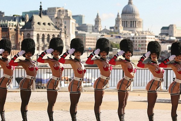 疯马夜总会女郎伦敦街头扮性感卫兵