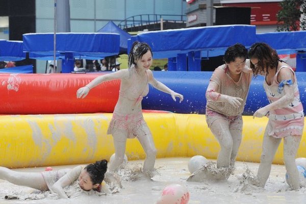 重庆:比基尼美女上演泥浆摔跤秀
