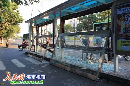 被撞坏的站台 10月5日,有市民向记者反映,称海秀西路上一个公交车站台被毁坏严重,多日不见维修,有损城市形象,对候车市民带来不便还存在危险。 5日下午,记者根据热心市民的指引,来到位于海秀西路与海港路交界路口不远处的公交车站台-燕琼大厦站。现场目击:公交站台上两个广告栏毁坏严重,碎玻璃洒落一地,广告栏金属架变形,且有两个外壳框架已脱落,照明灯管横七竖八。
