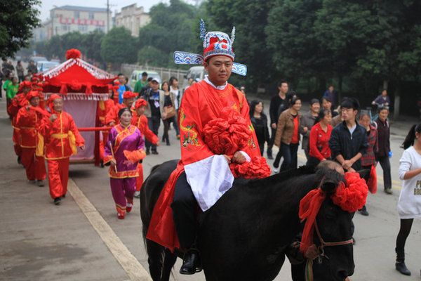 最霸气传统婚礼 八抬大轿迎新娘_社会新闻_新闻中心_海口网