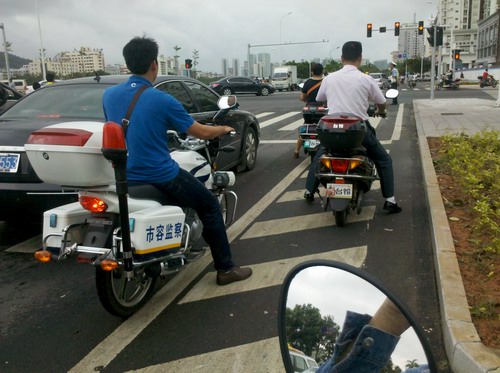 三亚数十辆无牌照警用摩托车横行街头 涉多个