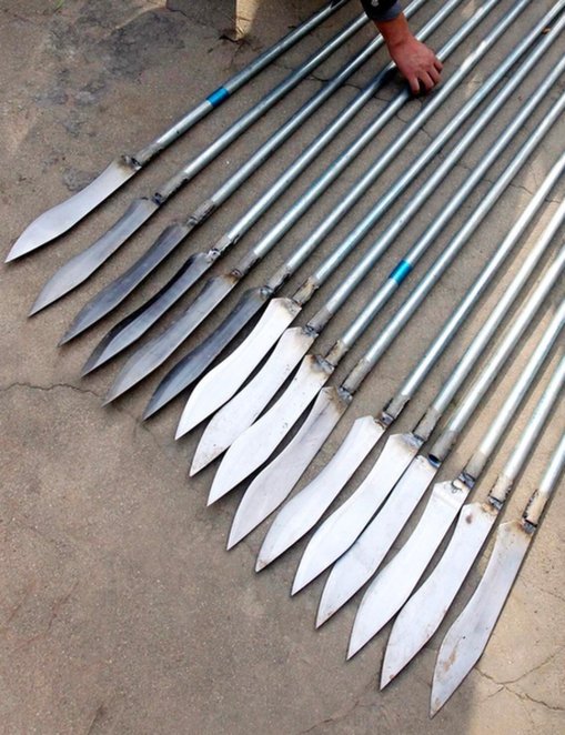 组图:西安20男子持关公大刀强闯工地_社会新