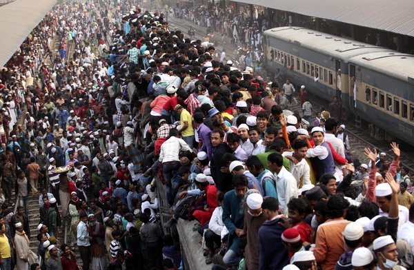 孟加拉国:穆斯林挤火车 车顶“坐票”完爆春运_国际新闻_新闻中心_海口网