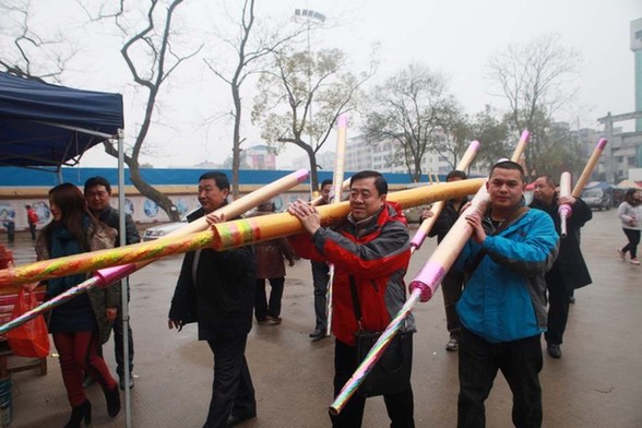 各地民众抢烧柱香过后垃圾遍地图