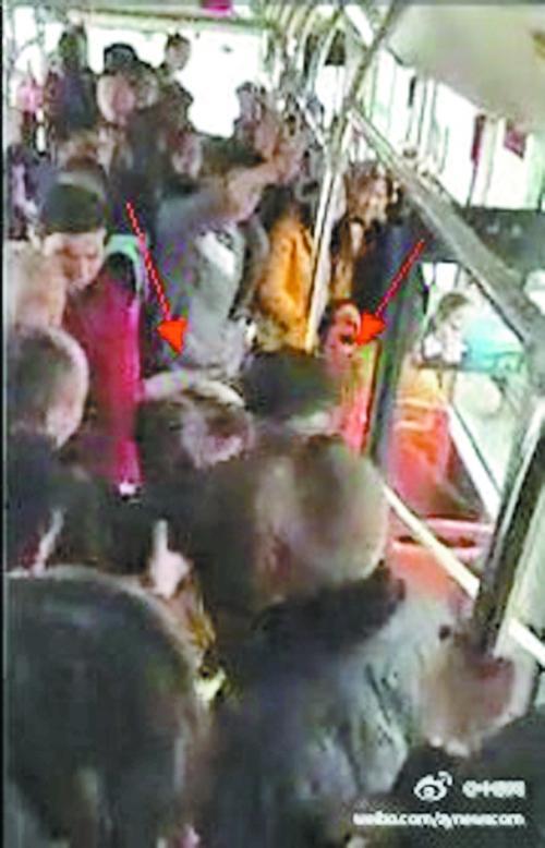 公交车上没让座 女孩遭老汉揪<em>头发</em>暴打_社会新