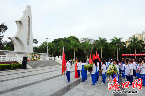 解放海南岛战役烈士陵园里前来祭奠的市民和学生。 海口网4月2日消息(记者 张俊其 摄影报道)2日上午,解放海南岛战役烈士陵园迎来了络绎不绝的人流。一声声悼词、一束束鲜花表达了人们对革命烈士的深切缅怀。 上午9点,海口市民政局、海南大学政治与公共关系管理学院志愿者、海口市秀英小学的师生和自发前来吊念的海口市民等来到金牛岭解放海南岛战役烈士陵园。全体肃立,奏中华人民共和国国歌,向英烈纪念碑三鞠躬并向渡海解放海南的烈士献上了一束束鲜花缅怀英烈。 为纪念在解放海南岛渡海作战中英勇牺牲的烈士,1