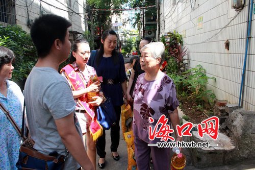 海口龙华区助老进网格活动 让老人感受温暖_