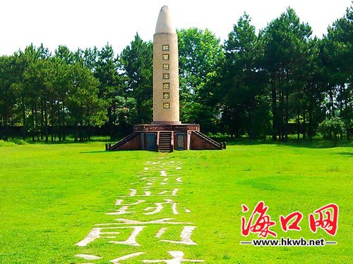 红军烈士纪念塔. 记者 谢舒 摄