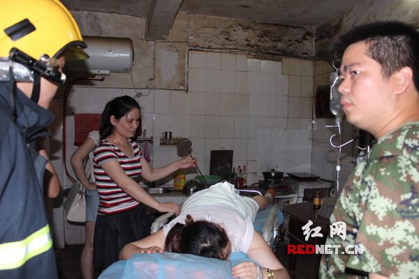 弯腰堵塞老鼠洞 U型钢筋插入女子<em>肛门</em>直刺内脏